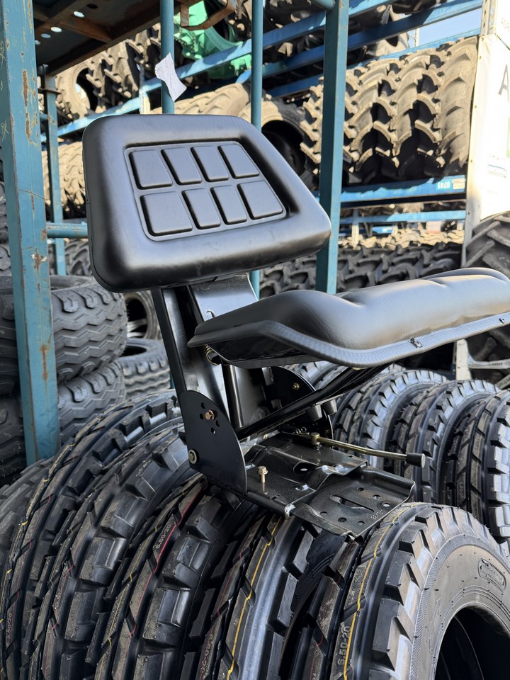 Scaun universal negru cu reglaj triplu si amortizor pentru tractor U-445 - imagine 3