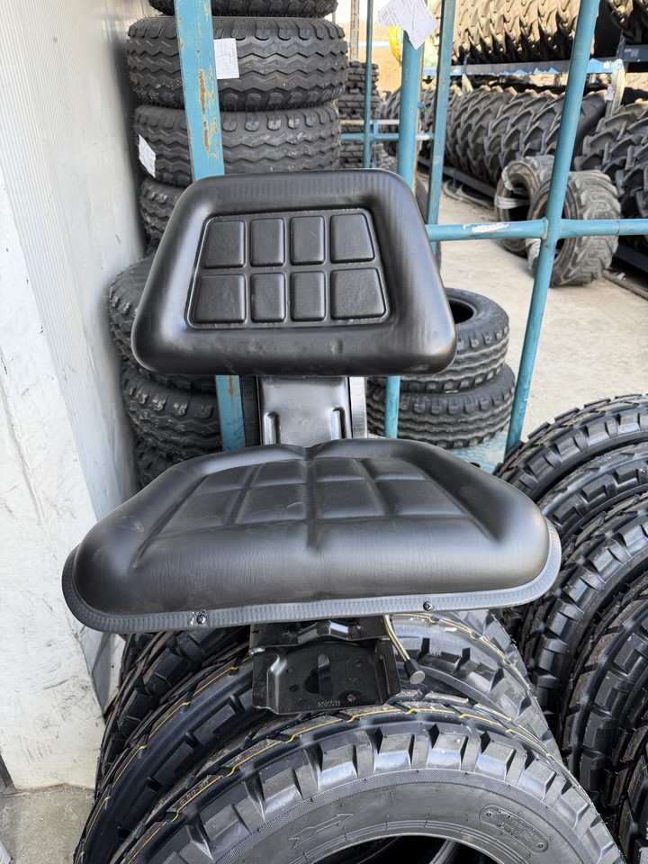 Scaun universal negru cu reglaj triplu si amortizor pentru tractor U-445 - imagine 5