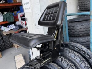 Scaun universal negru cu reglaj triplu si amortizor pentru tractor U-445