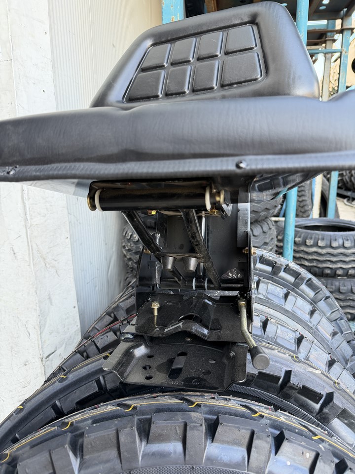 Scaun universal negru cu reglaj triplu si amortizor pentru tractor U-445 - imagine 7