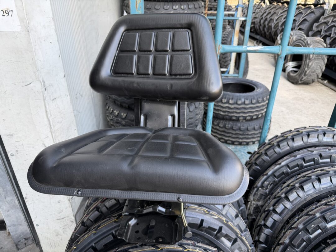Scaun universal negru cu reglaj triplu si amortizor pentru tractor U-445 - imagine 8